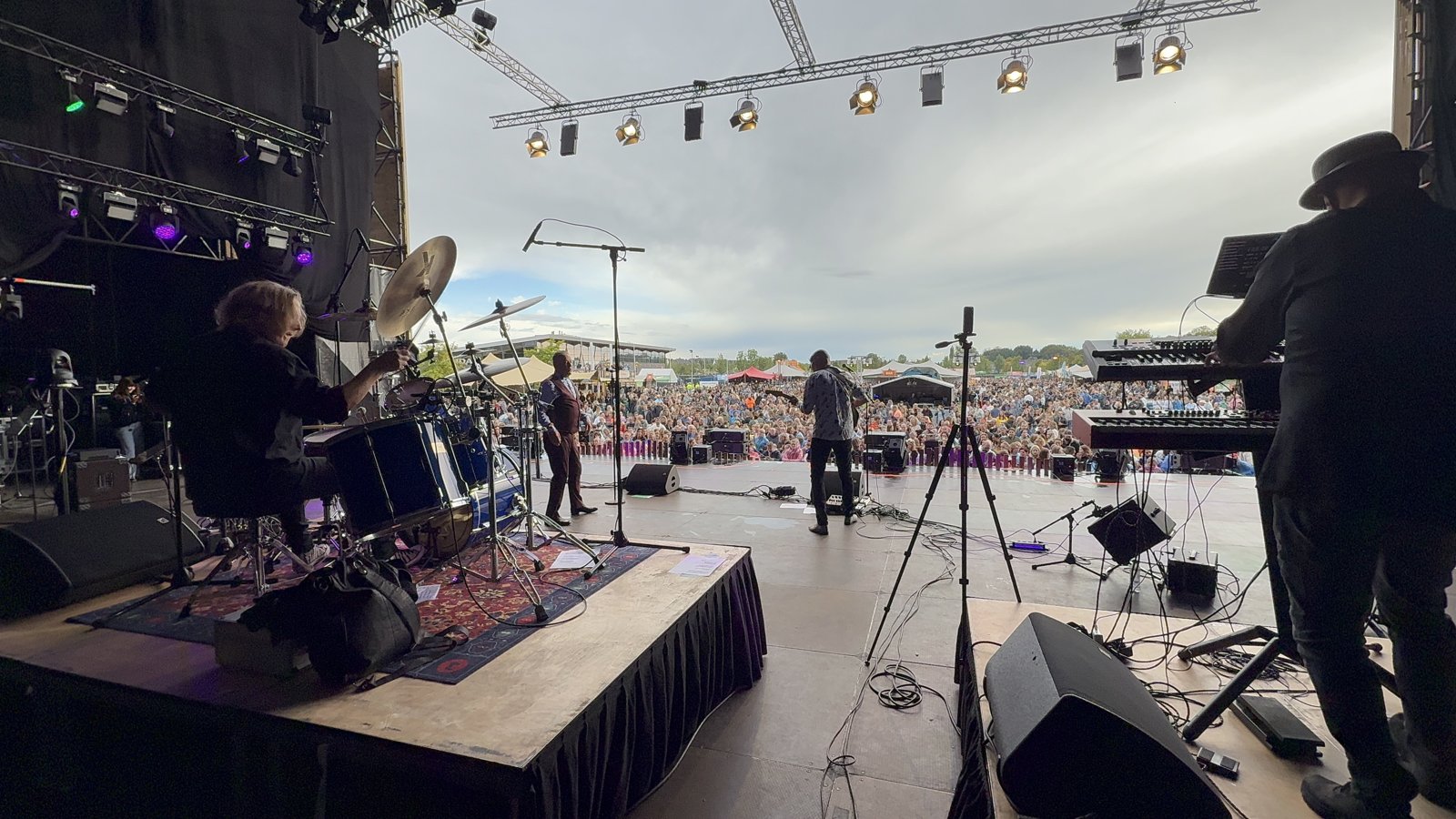 Groot Hart op het podium voor festivalpubliek